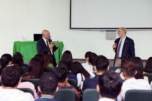 Khoa Y Tân Tạo tiên phong giảng dạy trực tuyến tại bệnh viện theo tiêu chuẩn USA
