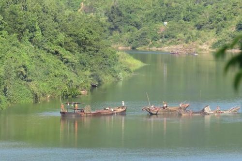 Nổ súng ngăn 'cát tặc', đại úy công an bị đánh rơi xuống sông