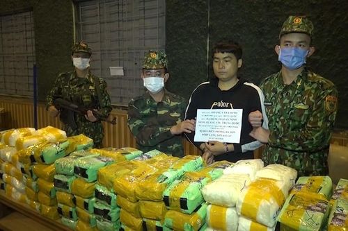 Bắt đối tượng vận chuyển 246kg ma túy đá
