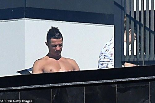 Ronaldo cởi trần ăn mừng gần Matuidi, người vừa nhiễm Covid-19