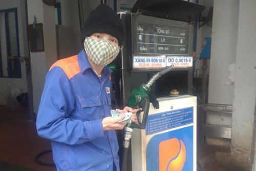 Khách quên ví, anh bán xăng đưa lời đề nghị xúc động