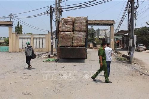 Leo lên nóc xe tải tháo bạt dỡ hàng, lái xe không may bị điện giật tử vong