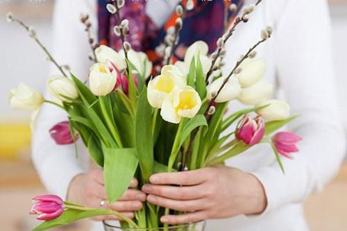 Mẹo 'hồi sinh' hoa héo thành hoa tươi như vừa mới hái