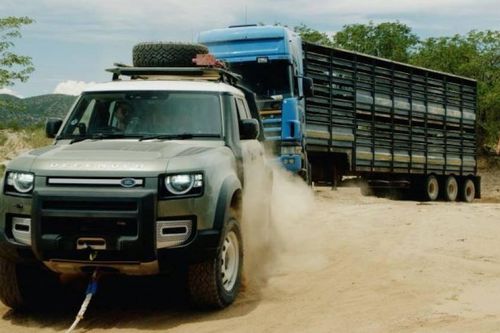 Land Rover Defender thể hiện sức mạnh bằng màn giải cứu xe tải trên sa mạc