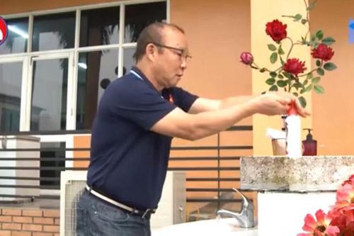 HLV Park Hang-seo gửi lời thách thức... rửa tay phòng Covid-19 đến học trò