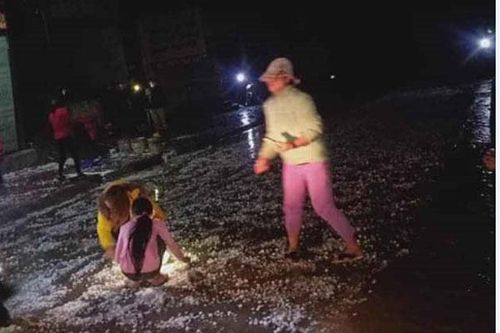 Mưa đá, dông lốc làm hư hỏng nhiều nhà dân