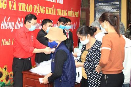 Hội Chữ thập đỏ tỉnh tổ chức truyền thông và tặng khẩu trang miễn phí