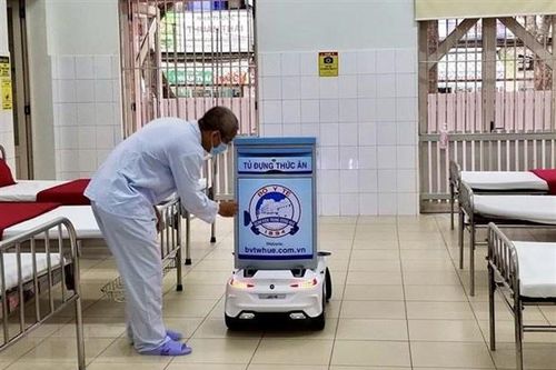 Nhân viên y tế đặc biệt phục vụ người cách ly trong mùa dịch Covid-19