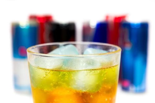 Nước tăng lực lợi, hại với sức khỏe ra sao?