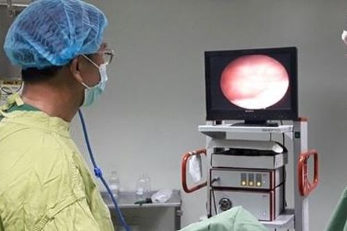 Người đàn ông bị đứt ống thông niệu quản do không tái khám