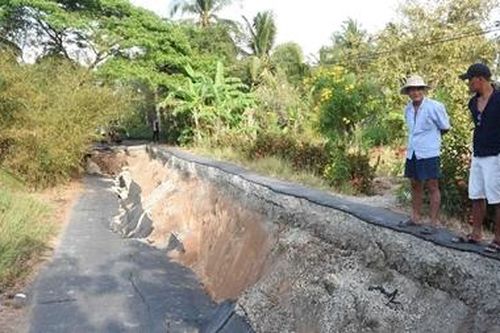 Xuất hiện nhiều vết nứt dọc tuyến đường vừa sụt lún ở Cà Mau