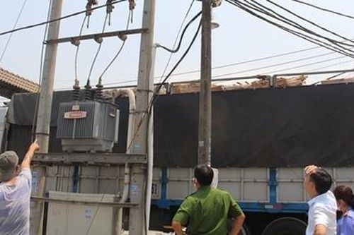 Tài xế bị điện giật tử vong lúc đang dỡ hàng