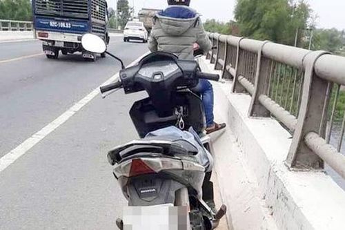 Bi hài thanh niên bỏ xe giữa cầu rồi đi nhậu, 'báo hại' nhiều người lặn tìm vì tưởng tự tử