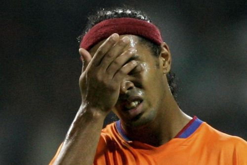 Xót xa khi Ronaldinho phải làm thợ mộc trong tù