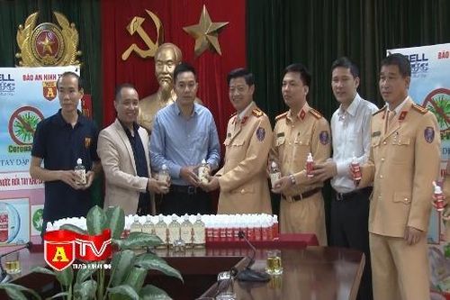 Báo ANTĐ trao tặng lực lượng CSGT Thủ đô 2.000 chai rửa tay sát khuẩn