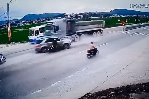 Bị xe tải tông phía sau, ôtô 7 chỗ mất lái cán nữ sinh tử vong