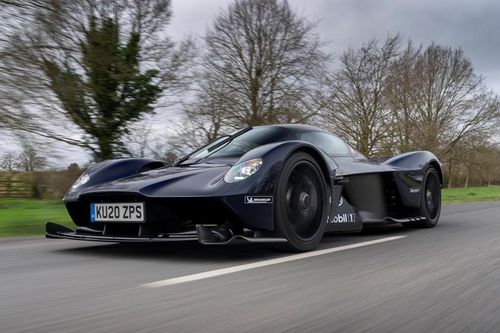 Siêu xe Aston Martin Valkyrie gây bất ngờ khi xuất hiện trên đường phố