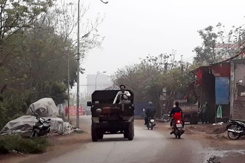 Bãi vật liệu xây dựng tiềm ẩn nguy cơ mất an toàn giao thông