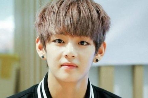 Lộ ảnh trung học đẹp như tượng của V BTS, bạn bè hóa ra toàn người quen