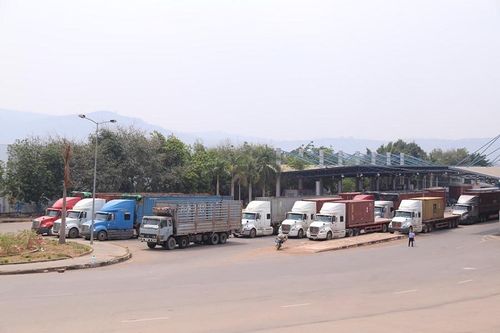 Hàng trăm xe container 'rồng rắn' tại cửa khẩu
