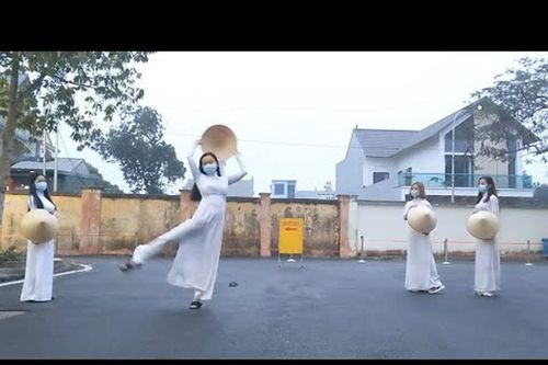 Nữ tiếp viên hàng không xinh đẹp biểu diễn múa từ khu cách ly