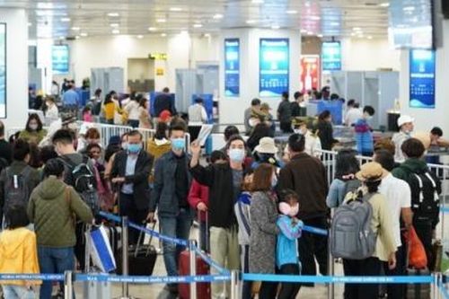 Hàng nghìn người Việt hồi hương mỗi ngày vì dịch bệnh Covid-19