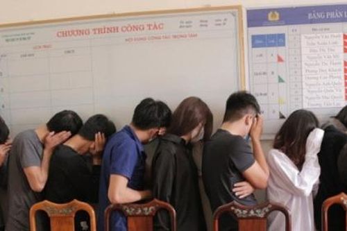 Bắt 11 thanh niên 'đập đá' trong khách sạn ở Hà Tĩnh