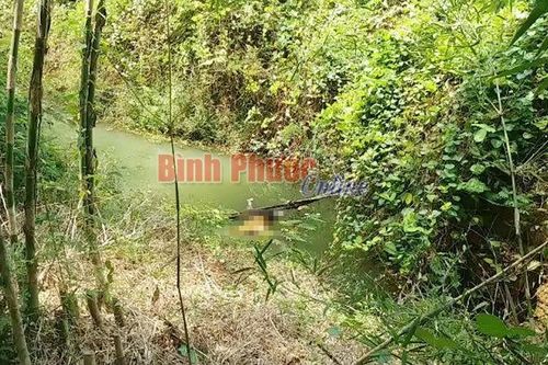 Phát hiện thi thể người đàn ông phân hủy dưới suối