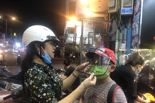 Mũ chống dịch 'đắt như tôm tươi' thời Covid-19, ngăn được virus?