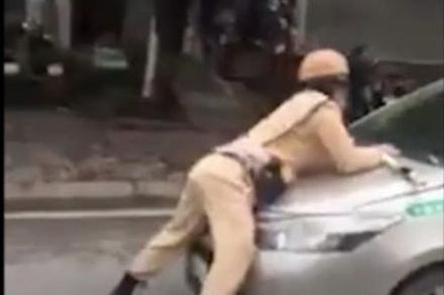 Hà Nội: Tài xế taxi hất CSGT lên nắp capô
