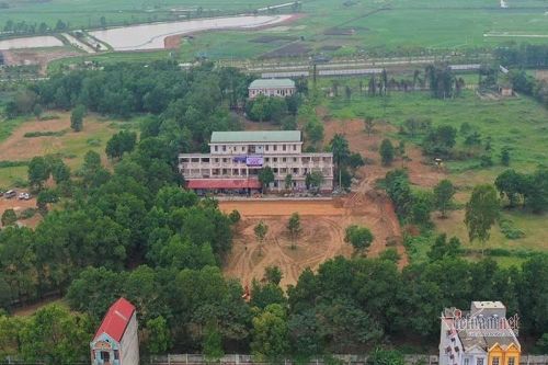 100 công nhân gấp rút cải tạo BV bỏ hoang thành khu cách ly Covid-19