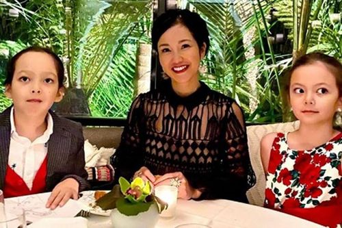 Hồng Nhung đón tuổi 50 bên hai con, khán giả khen quá trẻ