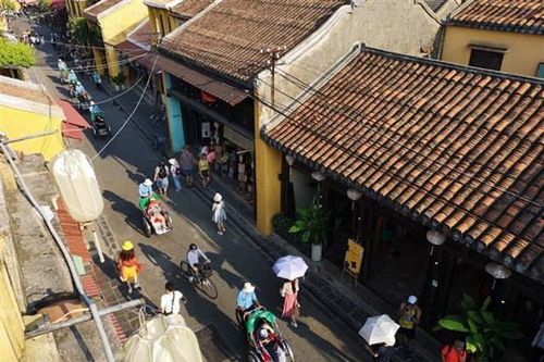 Du khách nước ngoài phải đeo khẩu trang khi tham quan Hội An
