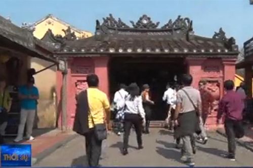 Du khách nước ngoài phải đeo khẩu trang khi tham quan Hội An