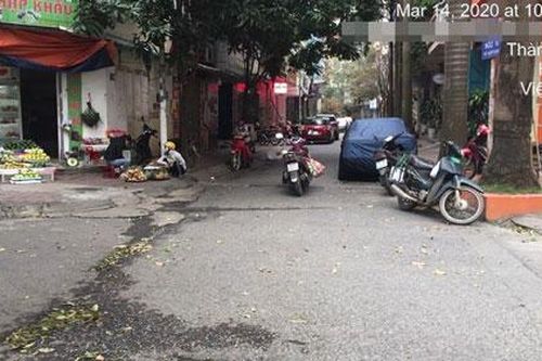 Cô gái dựng xe giữa đường mua cam, rồi quay sang nói một câu khiến tài xế ô tô phải nhẫn nại chờ