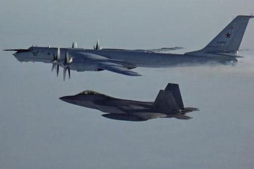 'Gấu bay' Tu-142 Nga lại bị F-22 Mỹ giám sát