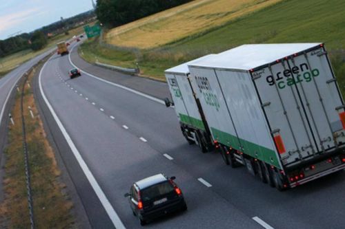 Chạy xe gần container, xe tải nặng cần lưu ý gì để bảo toàn tính mạng?