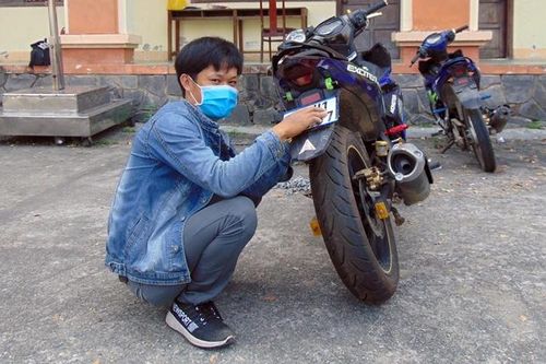 Sáu khổ chủ vui mừng nhận lại xe máy bị trộm