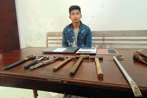 Đập vỡ kính hàng loạt ô tô để trộm cắp