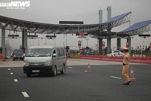 Người dân vào Quảng Ninh được kiểm tra thân nhiệt, khai báo y tế