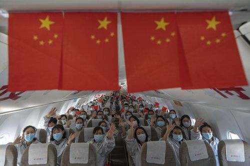 Các nhân viên y tế 'anh hùng' rời Vũ Hán sau dịch Covid-19