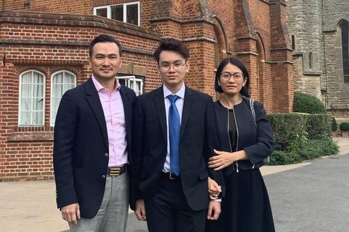 Con diễn viên Chi Bảo ở lại Anh, được bố dặn 'lo nhưng đừng sợ sệt'