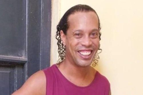 Ronaldinho dạy bạn tù đá bóng