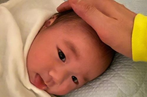 Cổ Cự Cơ khoe ảnh con trai đầu lòng