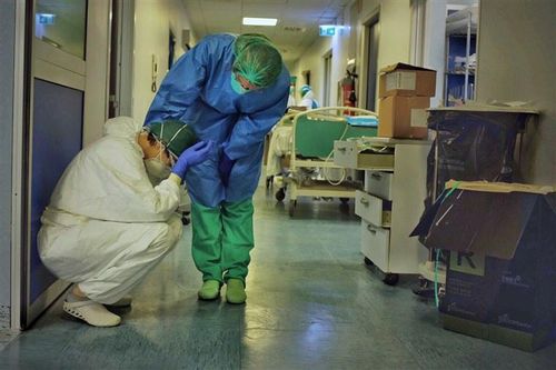Bên trong bệnh viện tuyến đầu chống virus corona ở tâm dịch Italy