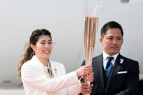 Nhà vô địch Olympic chung tay đón ngọn đuốc về tới Nhật Bản