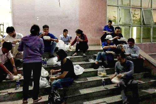 Bữa cơm vội của nhân viên KTX Đại học Quốc gia TP.HCM trong mùa dịch