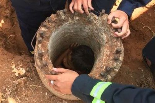 Giải cứu bé trai 8 tuổi mắc kẹt trong trụ điện suốt 5 giờ