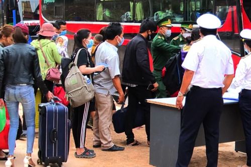 Du khách phải đeo khẩu trang khi vào Hội An