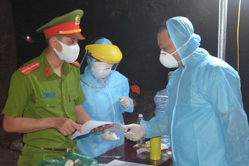 Trắng đêm căng mình kiểm dịch ở cửa ngõ Đà Nẵng